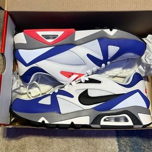 I’m selling these Nike air structures, they are a mens 9.5 and woman’s 11